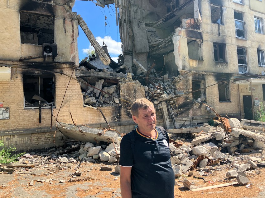 Igor sa početka teksta ispred zgrade u Gostomelu u kojoj je živeo