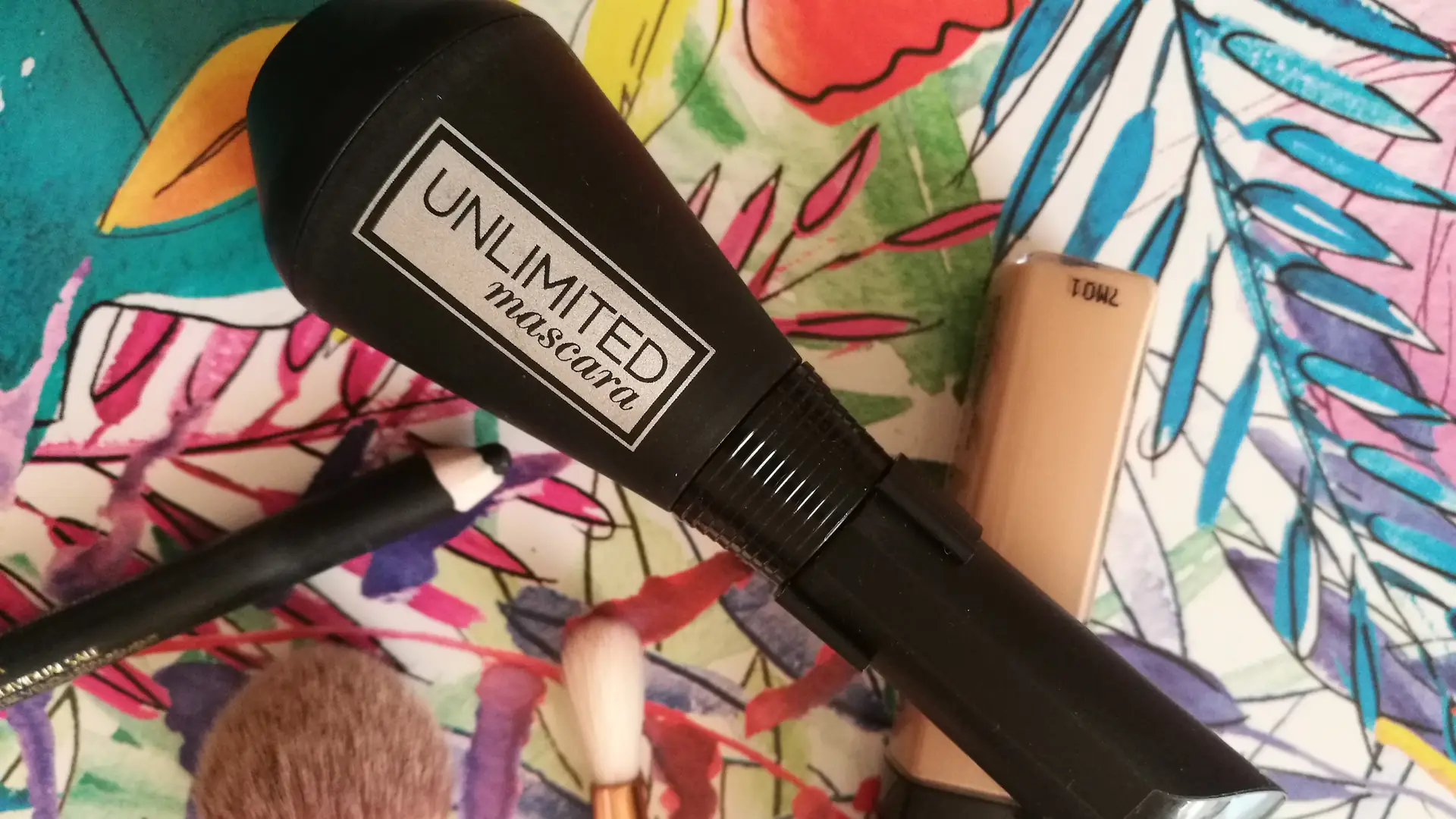 Nowy tusz L'Oreal Unlimited z ruchomą szczoteczką daje najmocniej podkreślone rzęsy [nasz test]