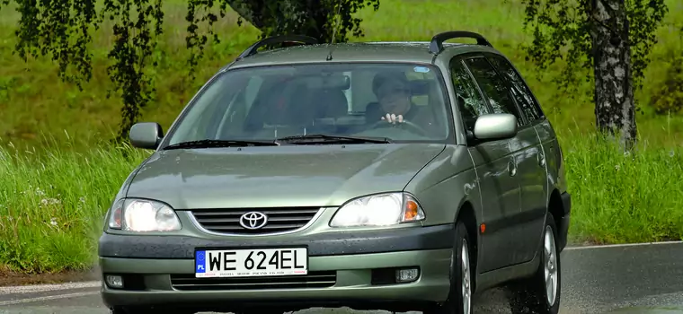 Toyota Avensis I (1997-2003) – optycznie trąci już myszką, ale może niezawodnie służyć