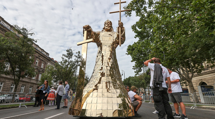 Idén egy óriási, aranyozott Szent István szobor is része volt az augusztus 20-i ünnepségsorozatnak / Fotó: Zsolnai Péter