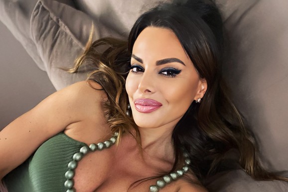 SVI KAŽU DA JE BILA FATALNA Ovako je Sonja Vuksanović izgledala pre 25 godina u spotu Željka Šašića KADA SU BILI U VELIKOJ LJUBAVI: Sad otišla na Kopaonik - i dalje pleni lepotom