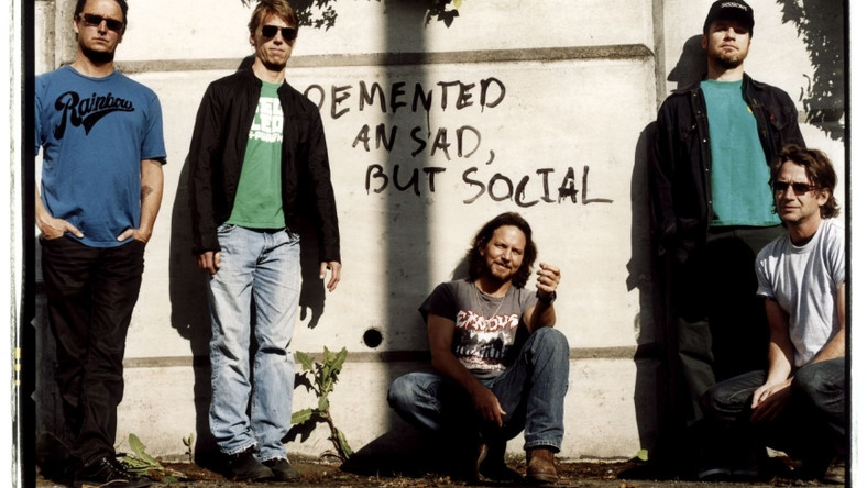 Matt Cameron znany z Soundgaren i Pearl Jam połączył siły z dwojgiem innych perkusistów, powołując do życia projekt DRUMGASM.