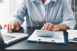 GUS: przeciętne wynagrodzenie w listopadzie 2025 r. wzrosło o 7,1 proc., zatrudnienie niższe o 0,8 proc. r/r