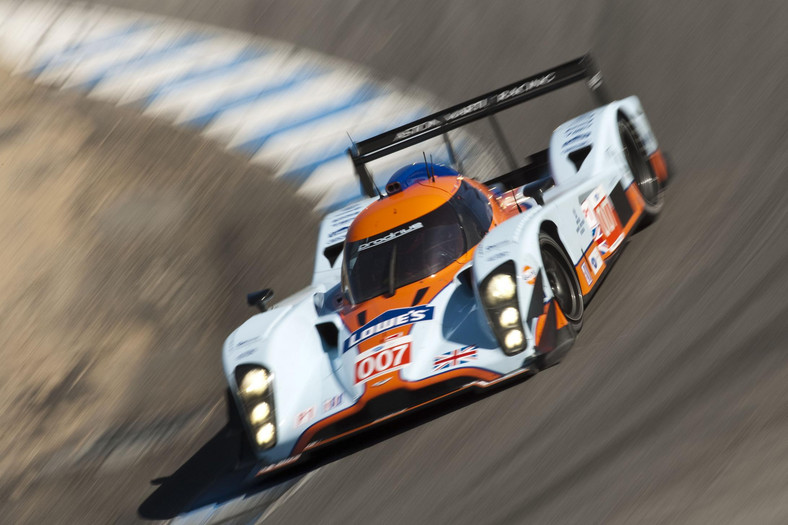 Aston Martin na torze Laguna Seca