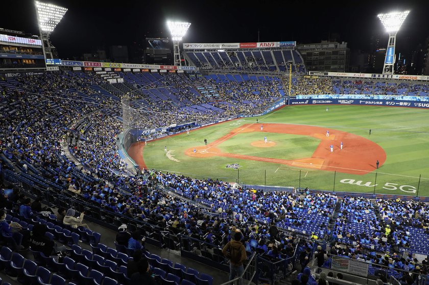 Japończycy – w ramach testów – wypełnili kibicami stadion w 80 procentach, podczas ligowego meczu baseballa, ale wtedy skala zakażeń w kraju była znacznie mniejsza