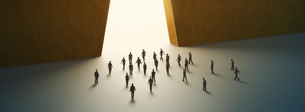 Brak zmian to z reguły niewykorzystany potencjał i przegapione okazje. W obawie przed nowym zatrzymujemy się w dobrze znanym nam miejscu, byle tylko nie narażać się na nowe doświadczenia. - Często słyszę od ludzi, że zmieniać trzeba, jednak rzadko kiedy te same osoby dokonują zmian. Dlatego warto zastanowić się nad swoim podejściem do tego tematu i nauczyć się myśleć o zmianach w kategoriach szansy, przygody, czegoś naturalnego, co przyniesie korzyści i pozytywnie wpłynie na nasze życie. Po rozpoznaniu naszego naturalnego, intuicyjnego podejścia do zmiany, zyskujemy doskonały punkt wyjścia, by uczyć się oswajania zmian, które przychodzą, ale także tworzenia zmian, na których nam zależy – mówi Dariusz Duma, trener i konsultant biznesowy, ekspert kampanii „Oswój zmianę” portalu monsterpolska.pl. Jakie zatem możemy wyróżnić podejścia do zmian i jak te zmiany oswajać?