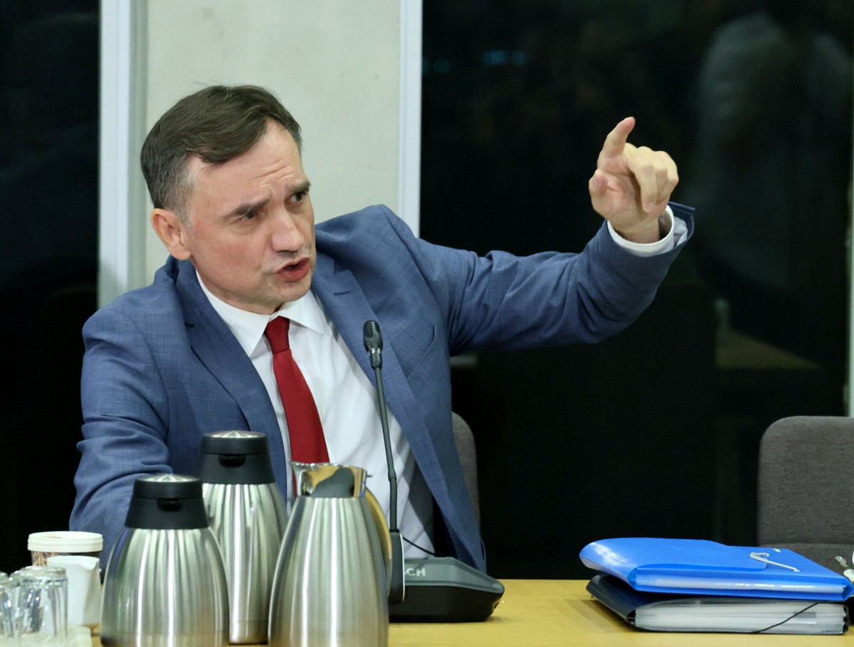 Zbigniew Ziobro przed komisją do spraw Pegasusa. Polacy zabrali głos [SONDAŻ]