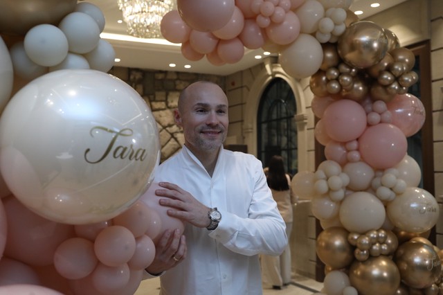 Gosti, koji su počeli da pristižu, su jedan za drugim, kako to običaji nalažu, cepali majicu Sofronijeviću.