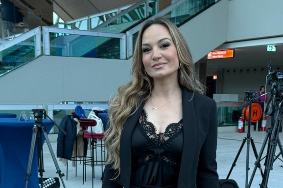 JELENA TOMAŠEVIĆ POKAZALA DUBOK DEKOLTE Obukla crnu eleganciju, a pogled pao na čipku oko grudi (Foto)