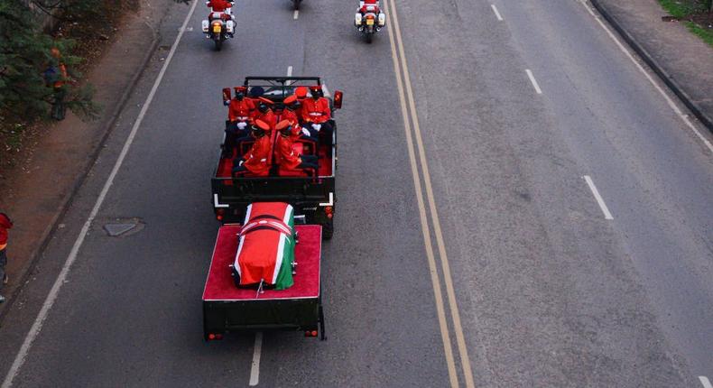 NAIROBI, KENYA - 2022/04/26: Military escort a gun carriage carrying the body of the late retired president Mwai Kibaki to parliament buildings during day three of public viewing. The former head of state, who ruled for ten years (December 2002 until April 2013) will be laid to rest on April 30, 2022 at his home in Othaya, Nyeri county. (Photo by John Ochieng/SOPA Images/LightRocket via Getty Images)