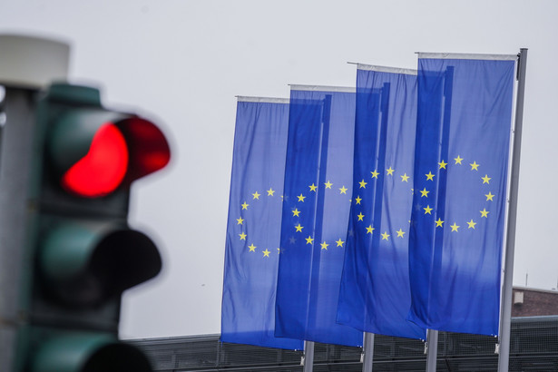 Flagi UE przed siedzibą Europejskiego Banku Centralnego we Frankfurcie