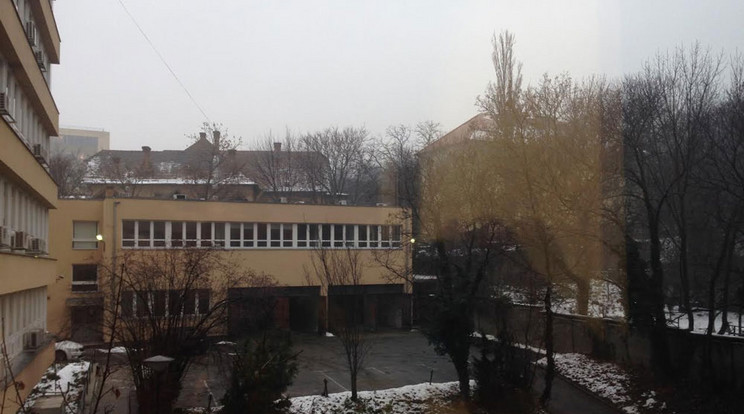 A Blikk ablakából ez a szívderítő látvány látszik - sötétség, olvadó hó