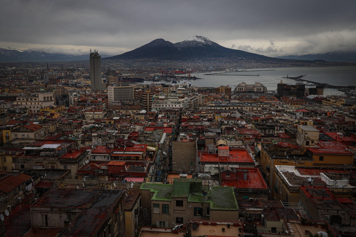Naples 20-01-2023 the show of the snowy Vesuvius