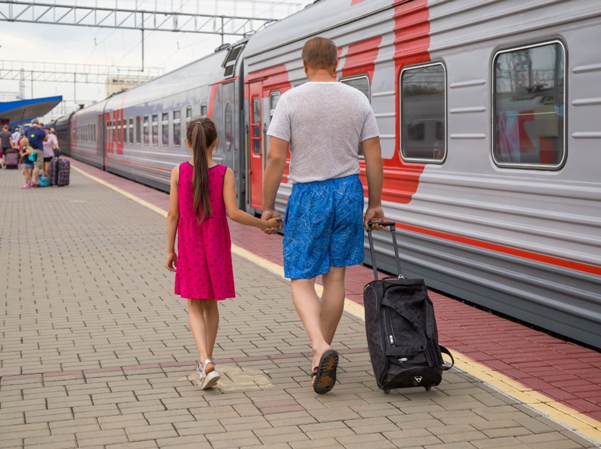 Ojciec odprowadza córkę na pociąg. Dworzec kolejowy. Wyjazd