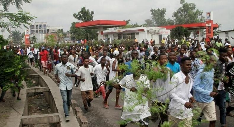 Congolese opposition supporters chant slogans during a march to press President Joseph Kabila to step down in the Democratic Republic of Congo's capital Kinshasa, September 19, 2016. 