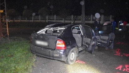 Totálkárosra törte ismerőse kocsiját, amikor telibe találta a villanyoszlopot – Ez vár rá
