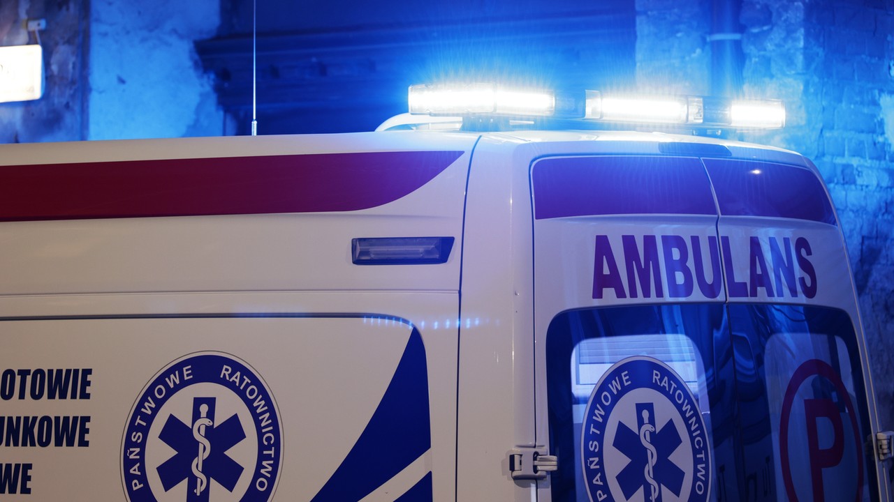 Mężczyzna zaatakowany dwoma nożami. Nieoficjalnie: oprawcą była jego siostra