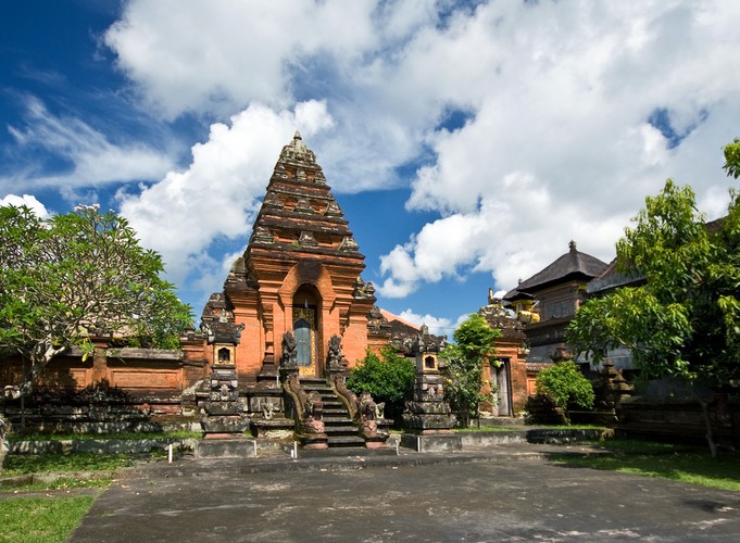 10. miejsce: Ubud – indonezyjskie miasto ulokowane w południowo-zachodniej części wyspy Bali.  W Ubud turyści znajdą przepiękne plaże, luksusowe hotele oraz niezwykle gościnnych i pomocnych mieszkańców, którzy żyją bez zbędnego pośpiechu i nerwów.