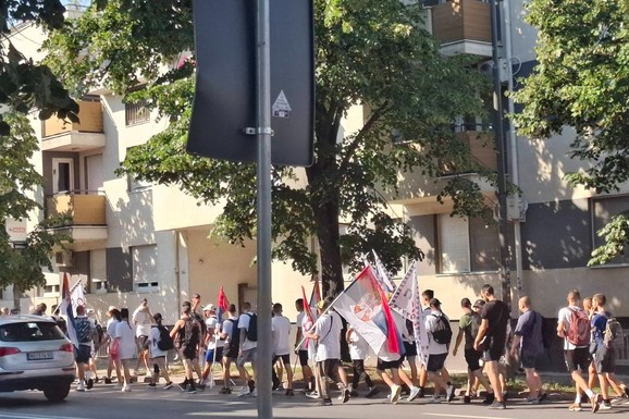 Građani Smedereva i Velike Plane, koji pešače na sutrašnji skup SNS ispred Skupštine, stigli u Kaluđericu