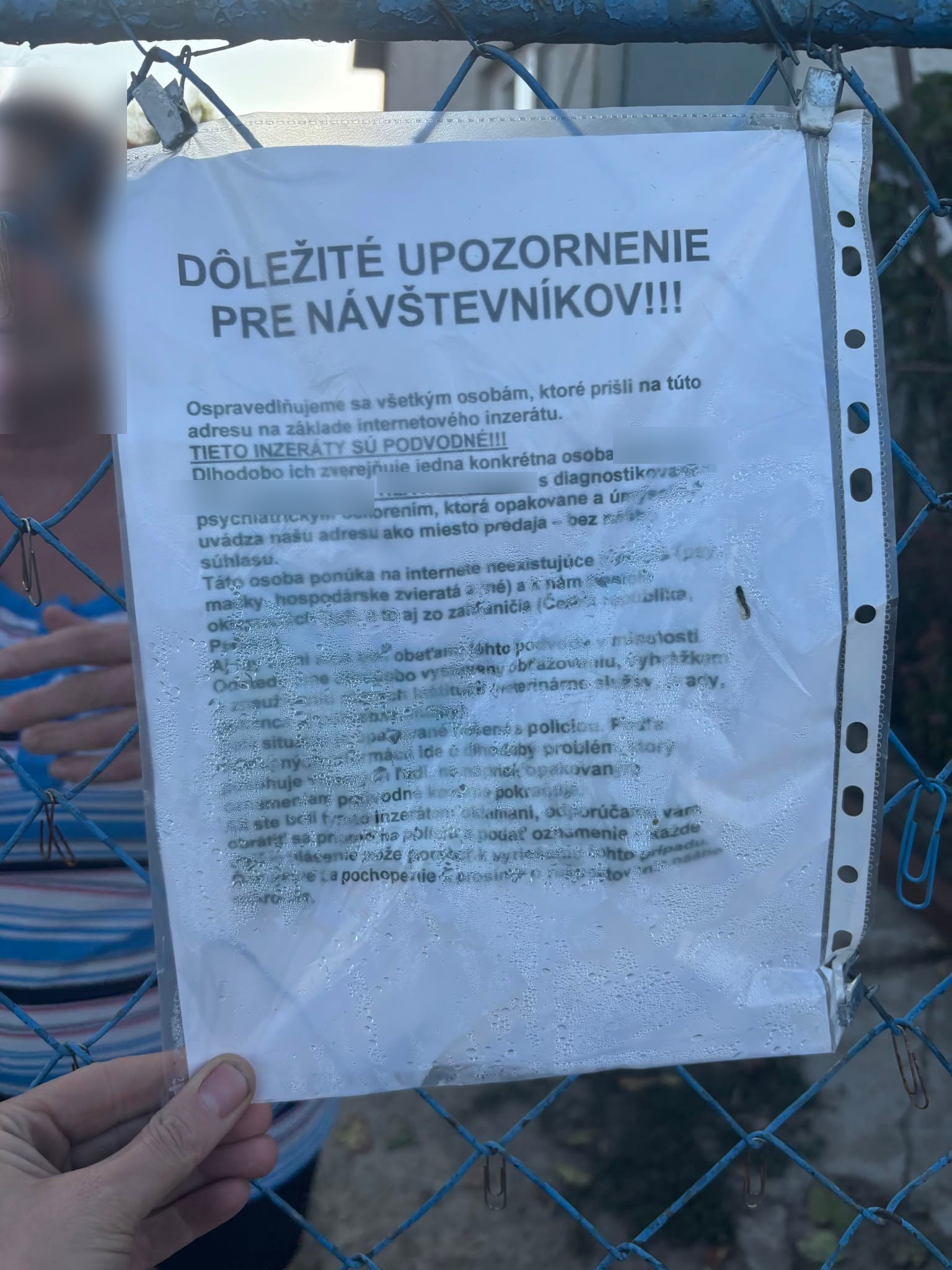 Páchateľ k ich domu systematicky volá pohrebníctva.