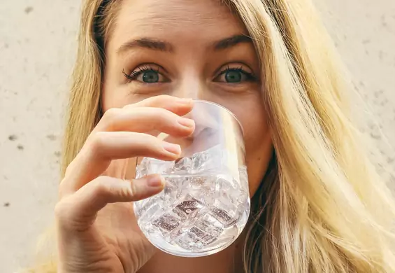 10 sygnałów na to, że pijesz za mało wody. Nie myl ich z migreną lub głodem