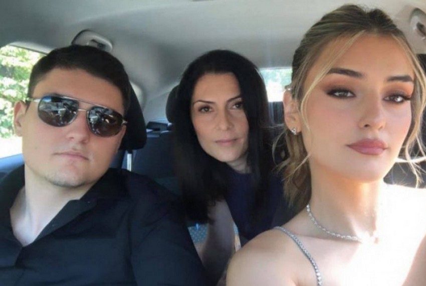 Bivša snajka (u sredini)