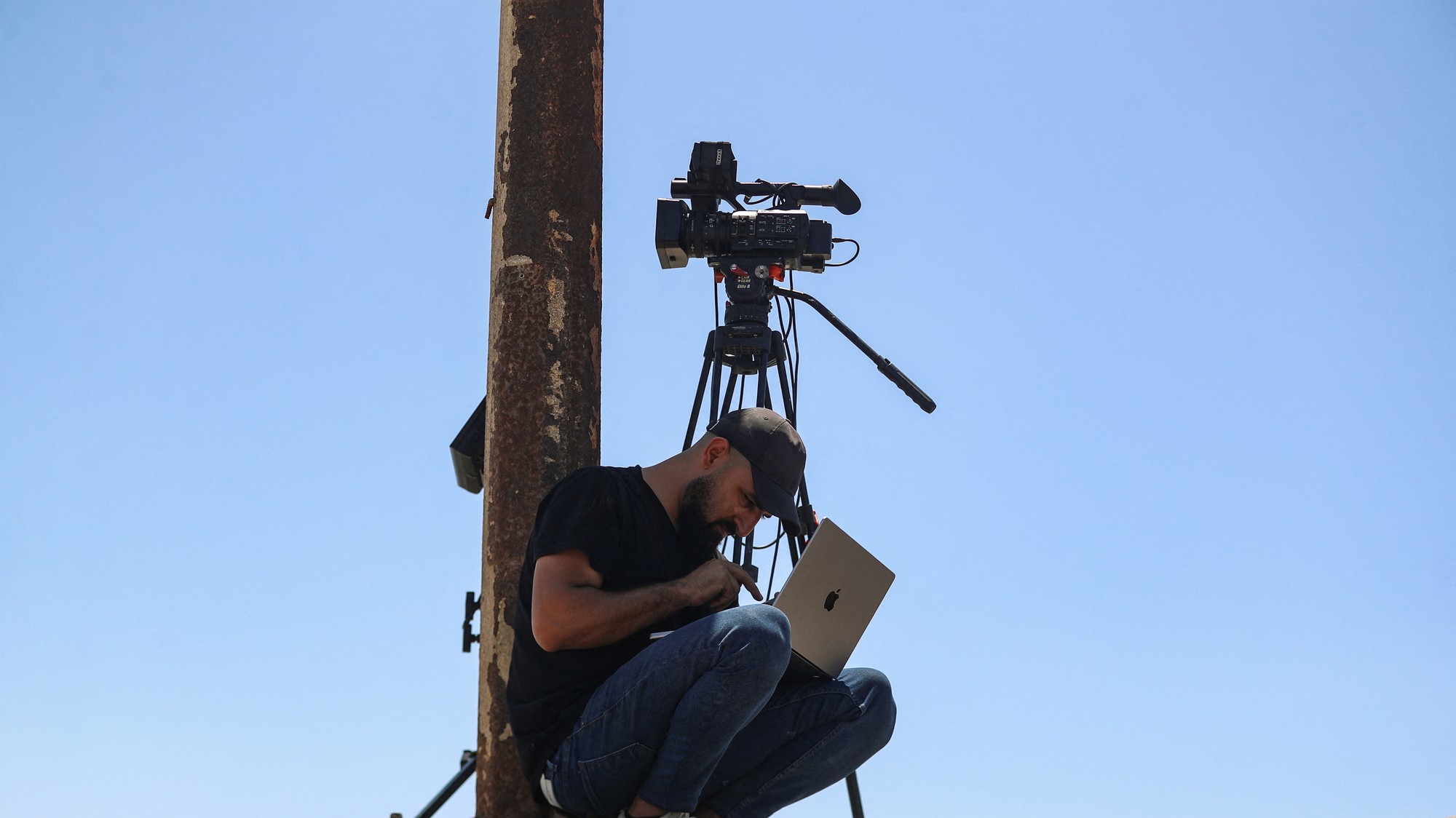 Palestínci sa počas výpadku internetu snažia získať signál.