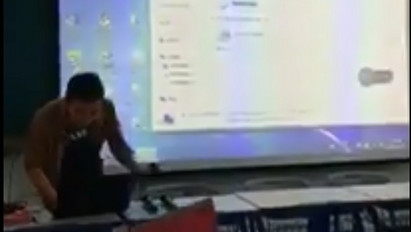 Hihetetlen: véletlenül vetített pornót a diákjainak egy tanár – videó