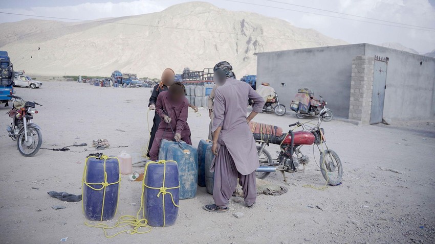 Vozači dolaze na pijace na otvorenom, kao što je ova u Mastungu, da kupe prokrijumčareno iransko gorivo pre nego što ga dalje prevezu u Pakistan | Foto: BBC