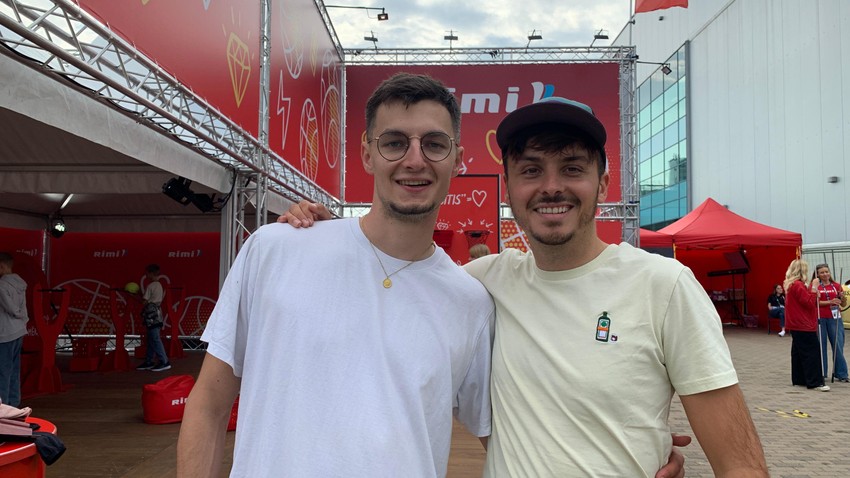 Mark (levo) i Džuls (desno) stopirali su do Rige i prešli 2.200 kilometara | Foto: BBC/Dejana Vukadinović