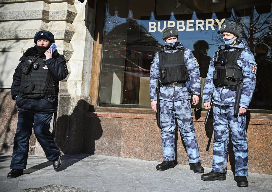 Rosyjska policja i żołnierze Gwardii Narodowej (Rosgwardii) patrolują Plac Czerwony obok sklepu Burberry w Moskwie. 10 marca 2022 r. Wiele marek takich jak Burberry wycofało się z Rosji.