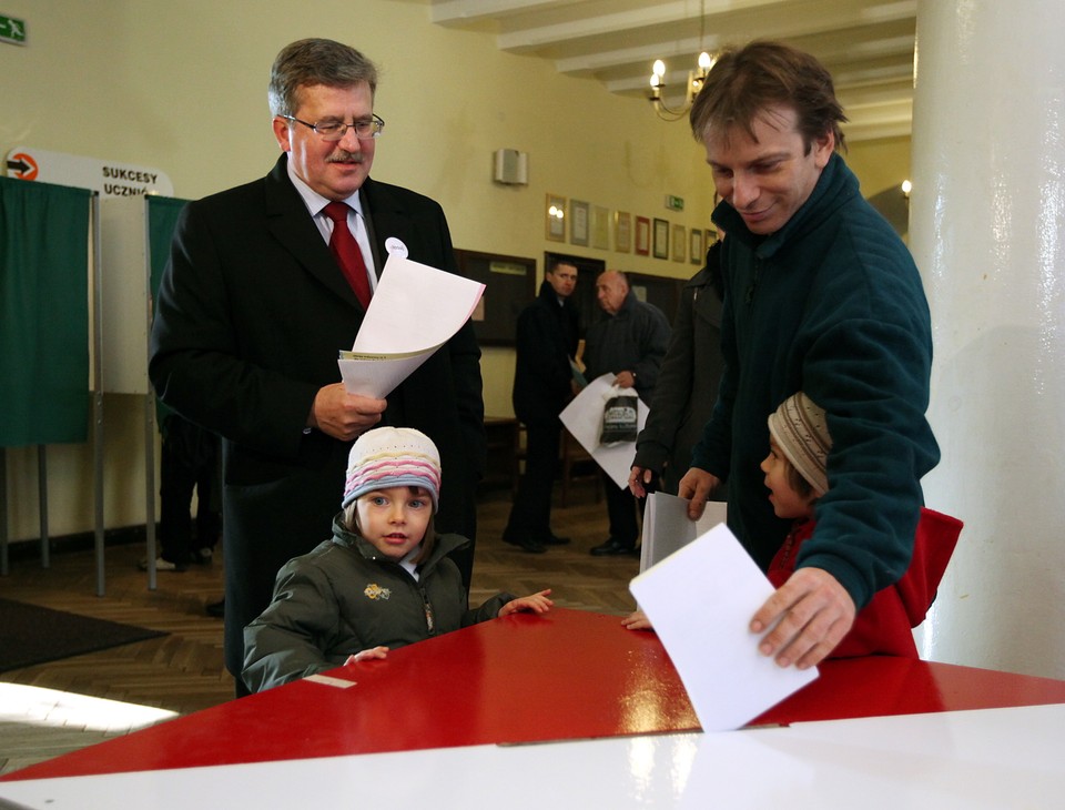 Bronisław Komorowski oddał swój głos w Warszawie, fot. PAP/Tomasz Gzell