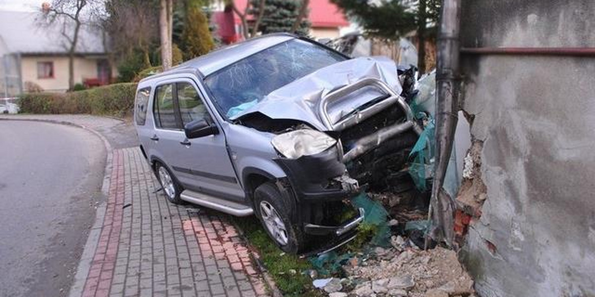 Wypadek w Krośnie. Honda uderzyła w dom