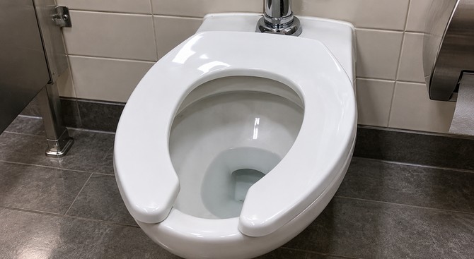 Daska za wc u javnom toaletu