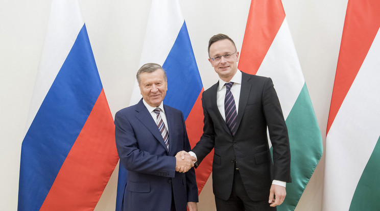 A Külgazdasági és Külügyminisztérium által közreadott képen Viktor Zubkov, a Gazprom igazgatótanácsának elnöke (b) és Szijjártó Péter külgazdasági és külügyminiszter kezet fog a minisztériumban 2019. április 17-én / Fotó: MTI/KKM/Burger Zsolt
