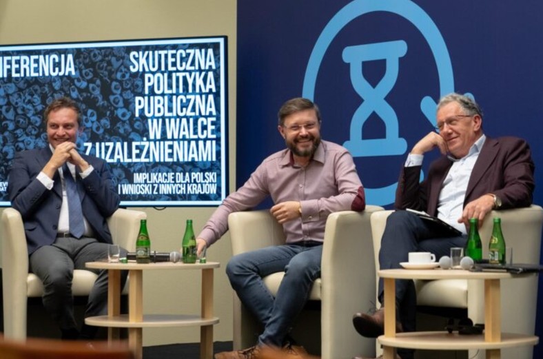 Fundacja Longevity i Quit Like Sweden o skutecznej polityce publicznej w walce z uzależnieniami – relacja z sejmowej konferencji