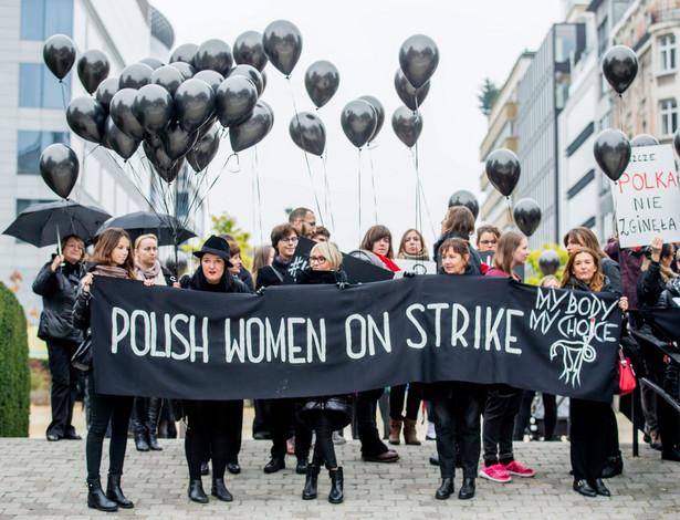 Czarny protest na rzecz praw kobiet z Polski odbył się także w Brukseli