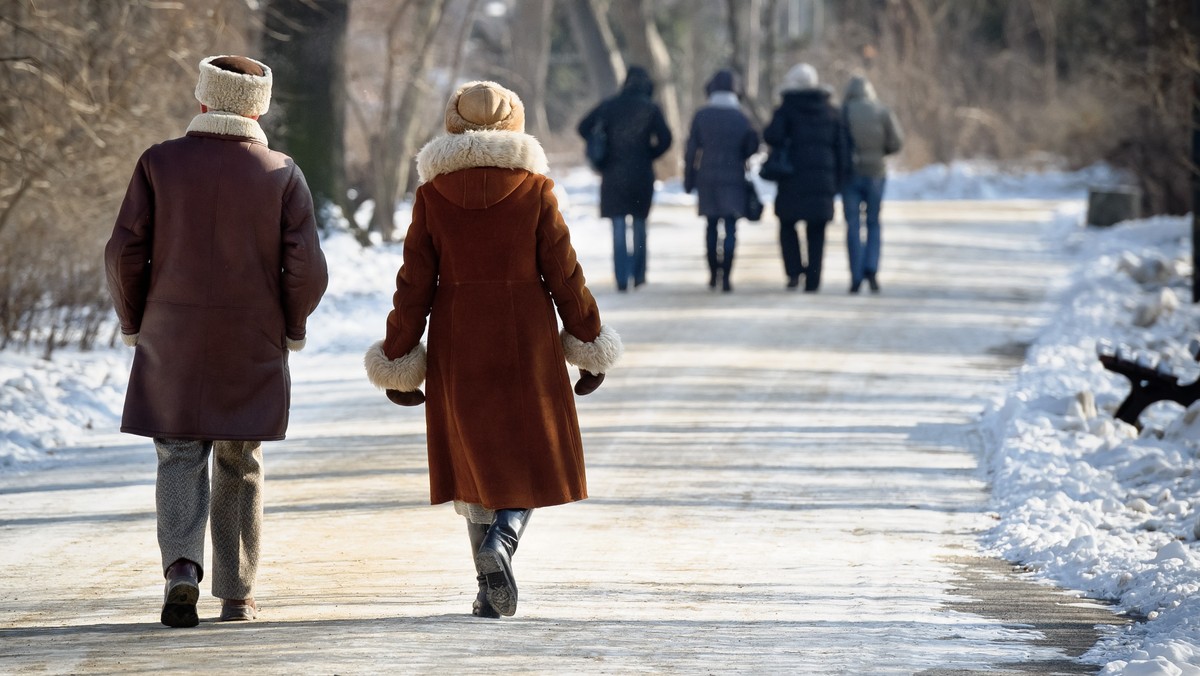 Polska już kolejny dzień zmaga się z falą mrozów. Dziś rano w Białymstoku termometry pokazały aż -25 stopni. W ciągu dnia temperatura waha się od -16 stopni Celsjusza na wschodzie kraju do -7 stopni na zachodzie. Na ulicach Warszawy, Torunia oraz Łodzi stawiane są koksowniki.