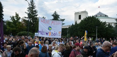 Protesty w obronie TVN w całym kraju. W Sejmie złożono apel dziennikarzy. Relacja na żywo