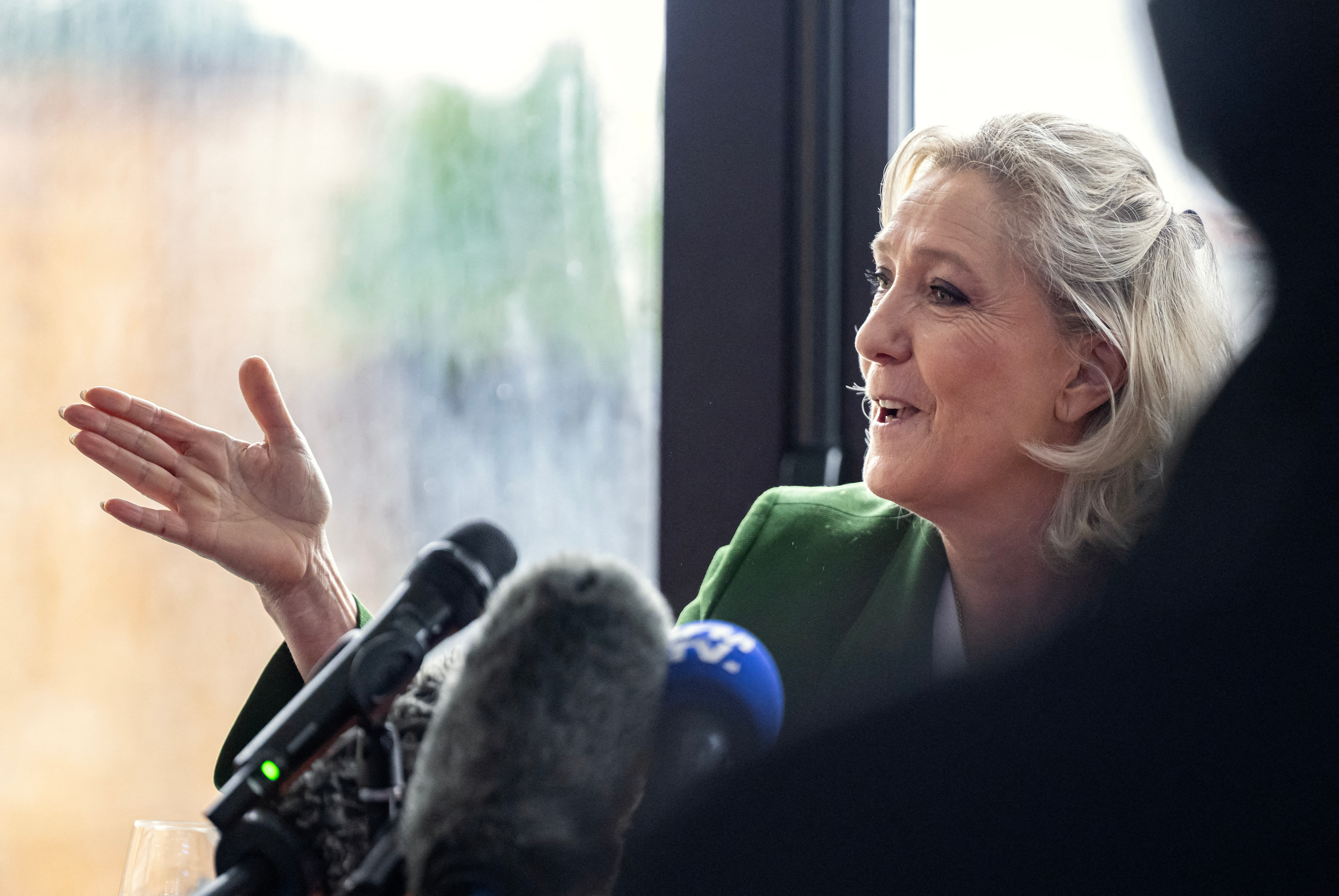 Le Pen accuse Lecornu de vouloir acheter le PS et dépose une motion de censure