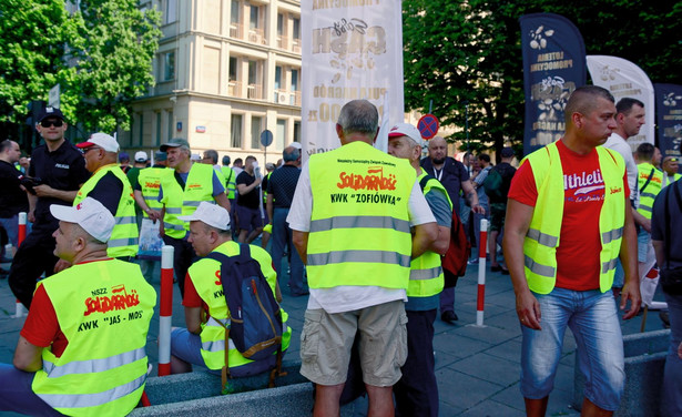 Daniel Ozon odwołany ze stanowiska prezesa JSW. Górnicy protestują przed siedzibą Ministerstwa Energii