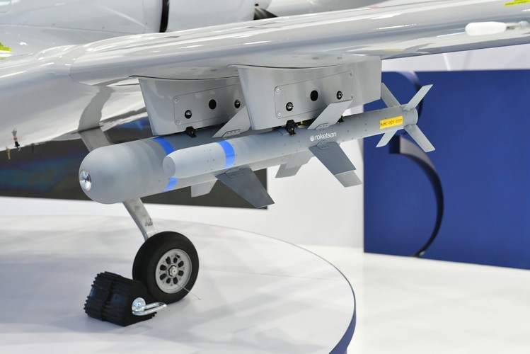 Dron bojowy Bayraktar TB2 prezentowany na XXX Międzynarodowym Salonie Przemysłu Obronnego w Kielcach.