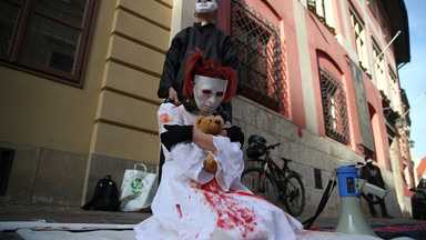 Kraków: protest przed siedzibą kardynała Stanisława Dziwisza