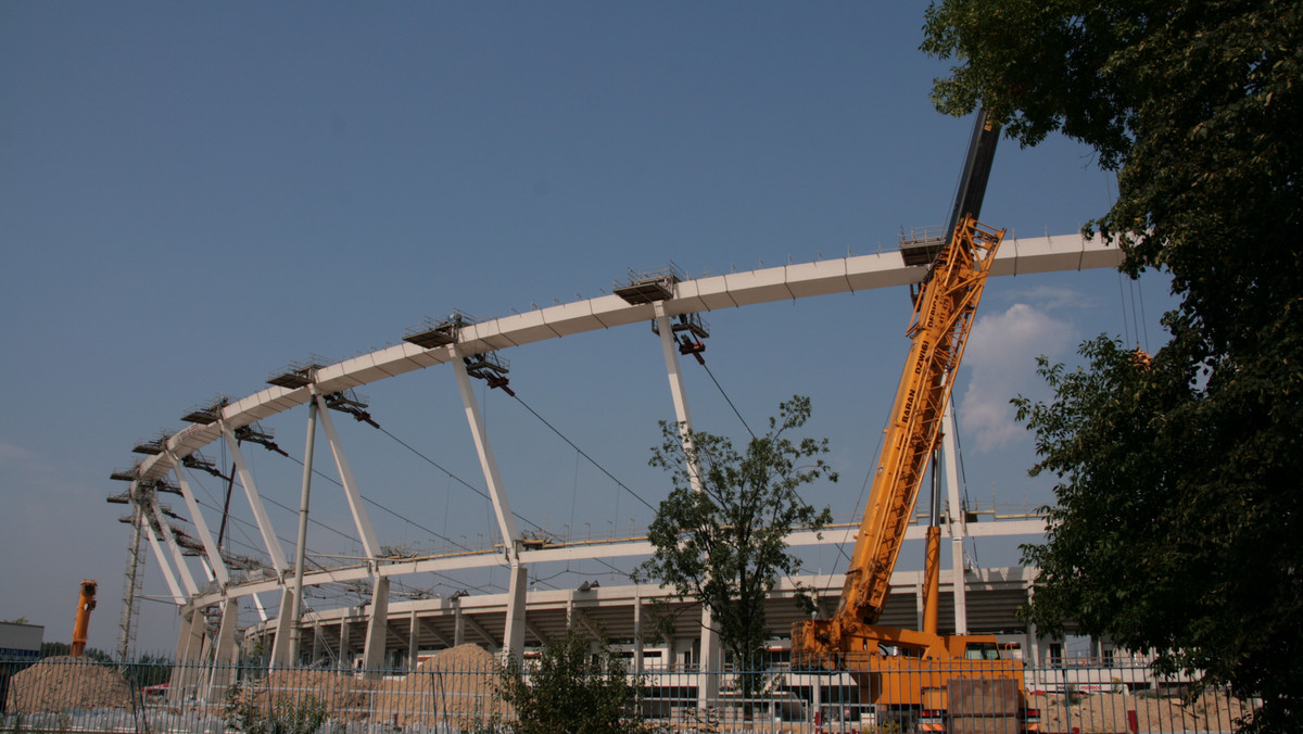 Dalsze prace na Stadionie Śląskim - przerwane po ubiegłorocznej awarii - będą mogły ruszyć po wypracowaniu ustaleń ekspertów i zaakceptowaniu tych wyników przez nadzór budowlany. Samorząd spodziewa się, że ustalenia będą gotowe jesienią.