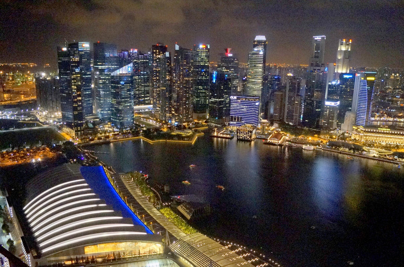 Centrum Singapuru nocą. Miasto zaprojektowane przez polskiego architekta