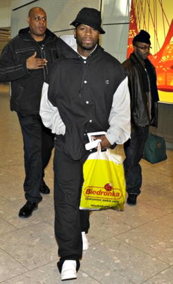 50 Cent też kupuje w Biedronce - już są pierwsze MEMY z wizyty rapera!