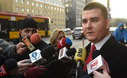 Tak Misiewicz zajmował CEK. Kulisy bitwy o garnitury i czytnik