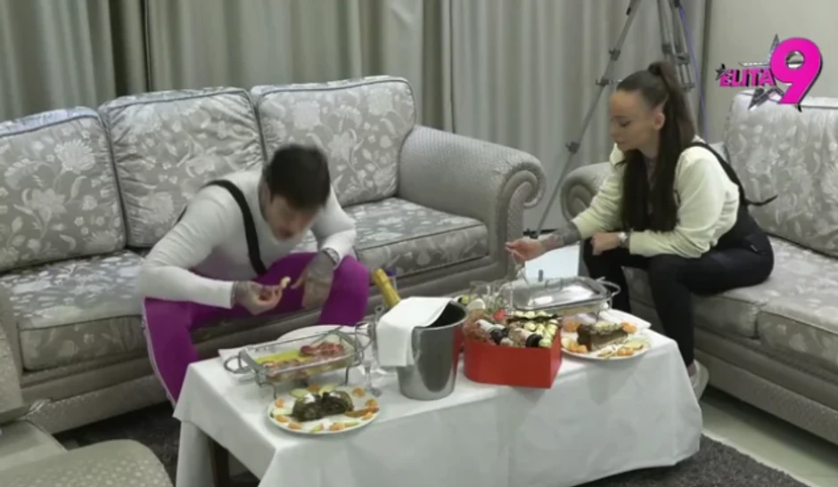 Zavirite u hotelsku sobu u kojoj će prenoćiti Filip i Teodora: Ogromna dnevna soba, bračni krevet, a na stolu hrane u izobilju