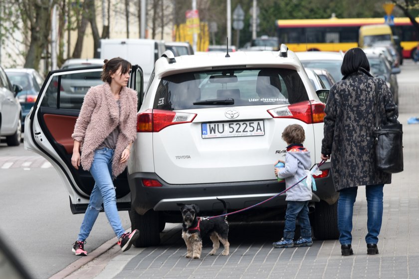 Olga Bołądź na spacerze z synkiem, mamą i psem