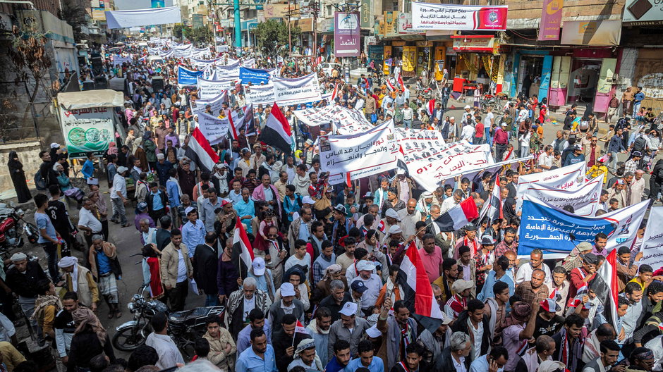 Tłum ludzi podczas 11. rocznicy powstania Arabskiej Wiosny w 2011 roku 